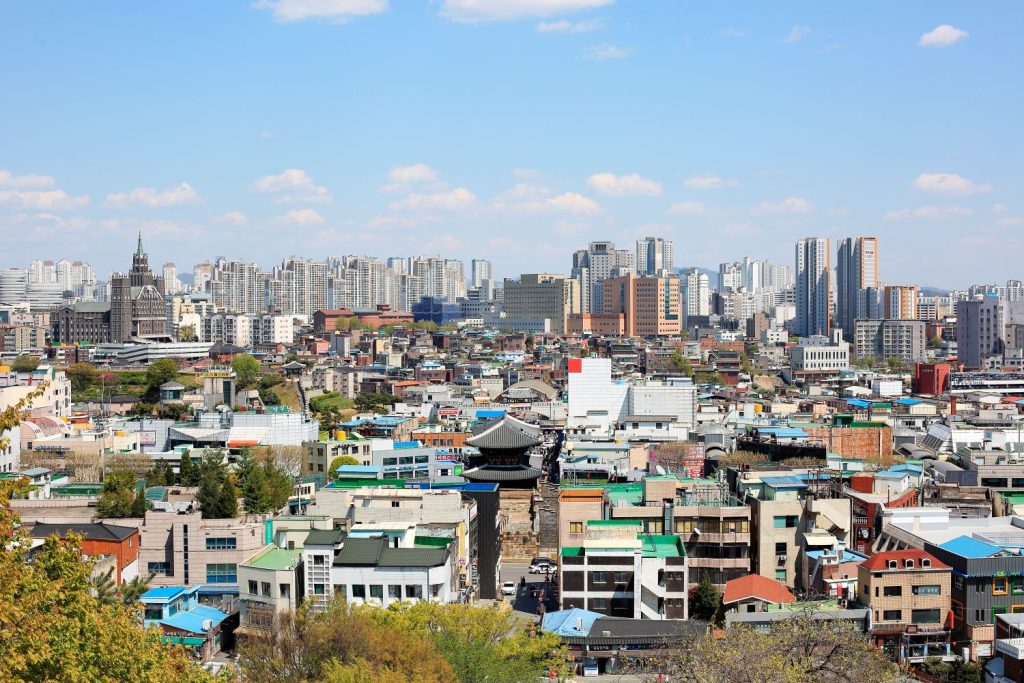 수원 팔달구 일대와 화성행궁, 도심 아파트 단지가 함께 보이는 수원 전경