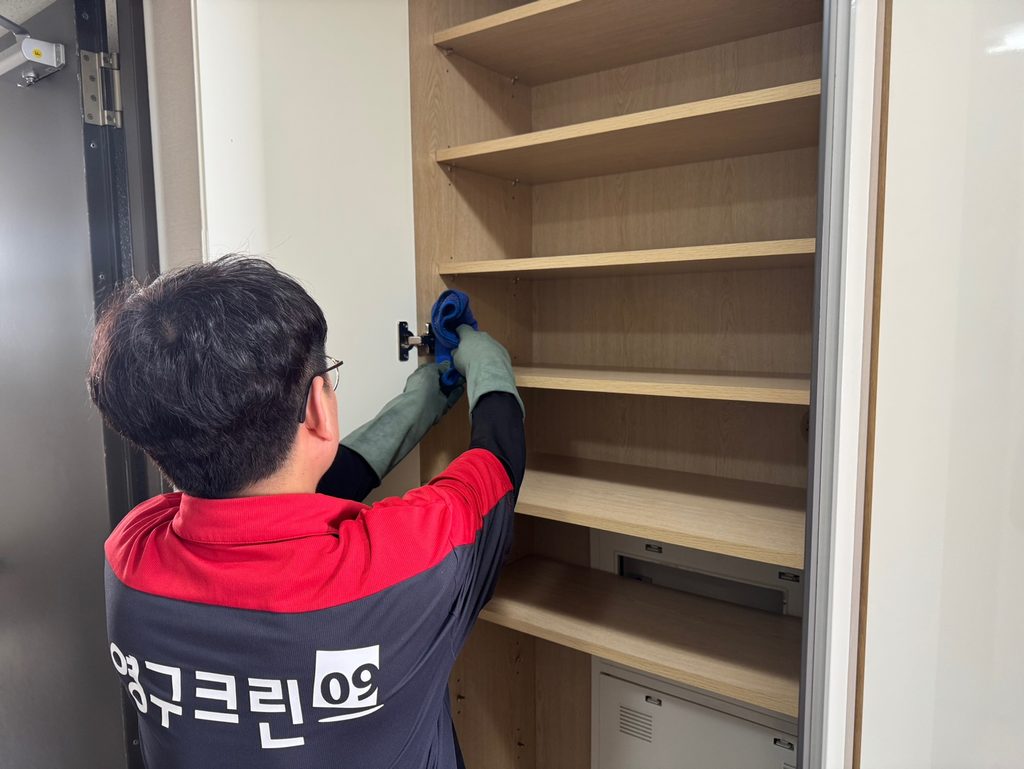크린마스터가 신발장 내부 선반을 닦는 모습