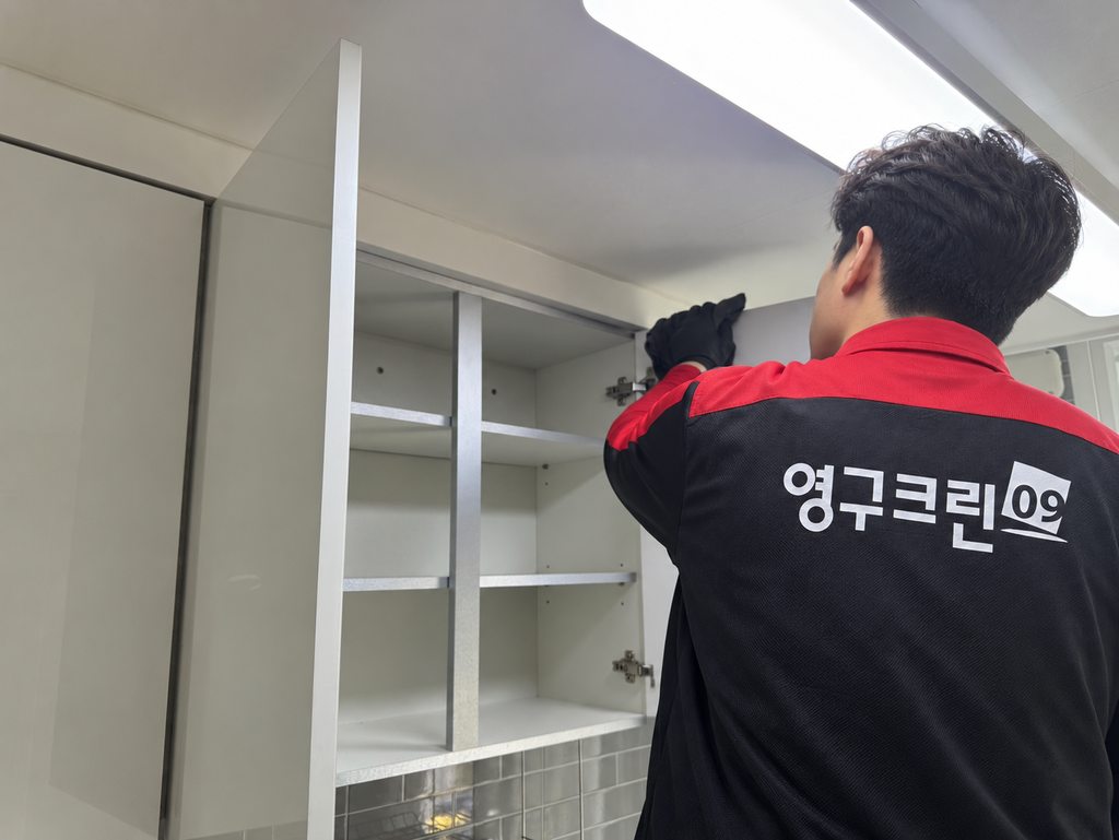 영구크린 크린마스터가 주방 상판을 청소하는 모습
