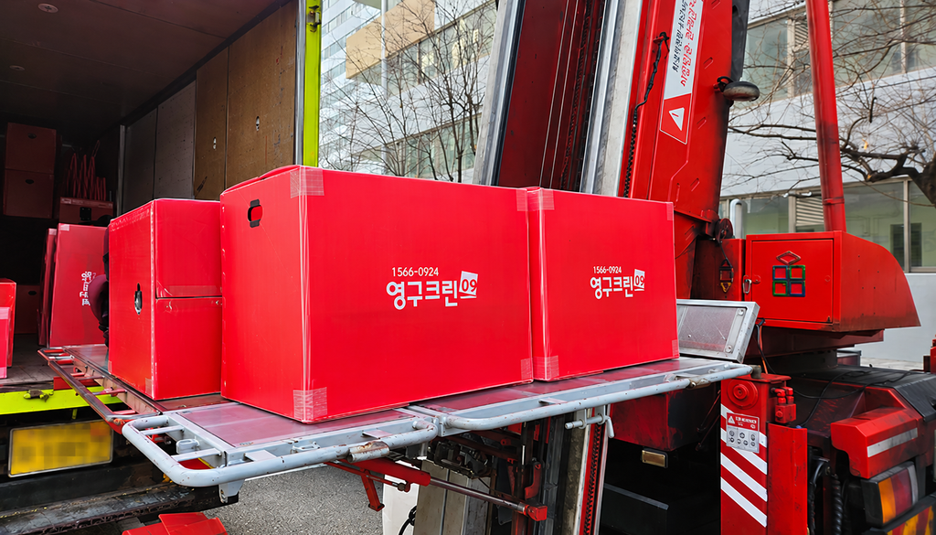 사다리차로 이삿짐을 운반하는 영구이사 포장이사 작업 현장